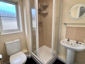 ensuite - click for photo gallery